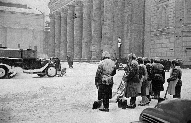 Уборка снега у Большого театра. Фото Л. Доренского. Москва, 1950 год