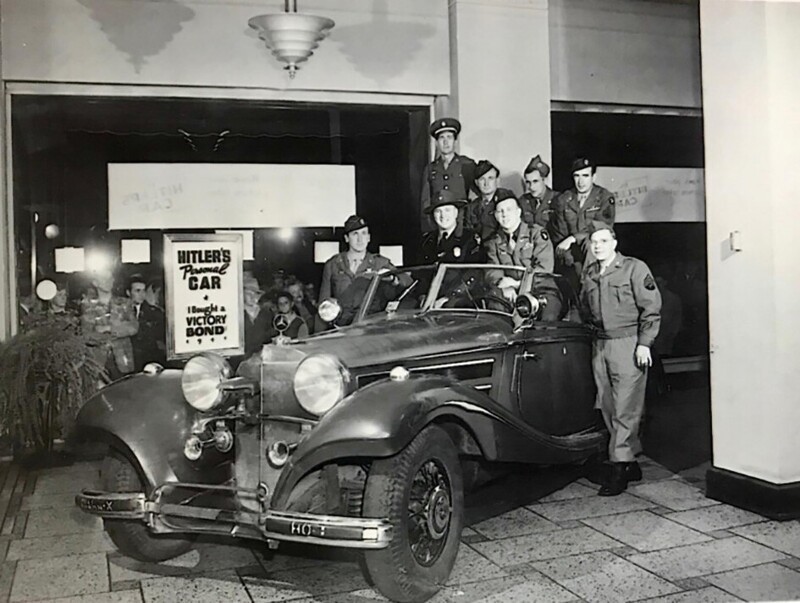 Американские военнослужащие с личным автомобилем Адольфа Гитлера во время кампании по военным займам, 1940-е годы.