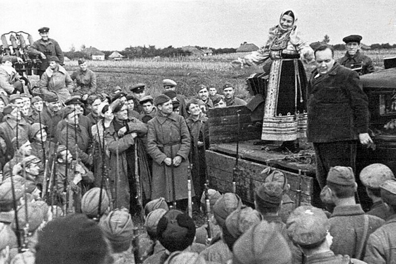 Лидия Русланова выступает перед бойцами. Фронтовая бригада московских артистов на Южном фронте, 1941 год