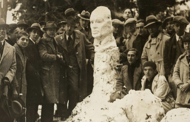 Группа людей со снежной скульптурой любимого вождя.Рим, Италия,1926 год