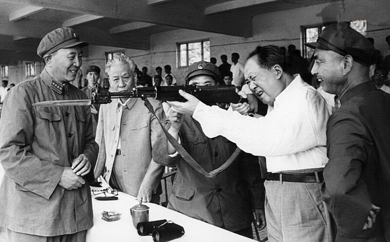 Мао Цзэдун на военной выставке в Пекине