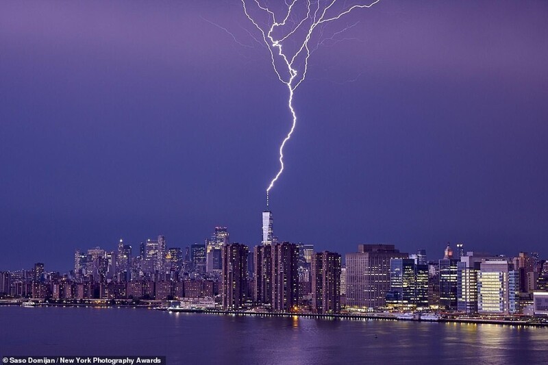 Вспышка молнии, ударившая в антенну Всемирного торгового центра 1 в Нью-Йорке. Фотограф Saso Domijan