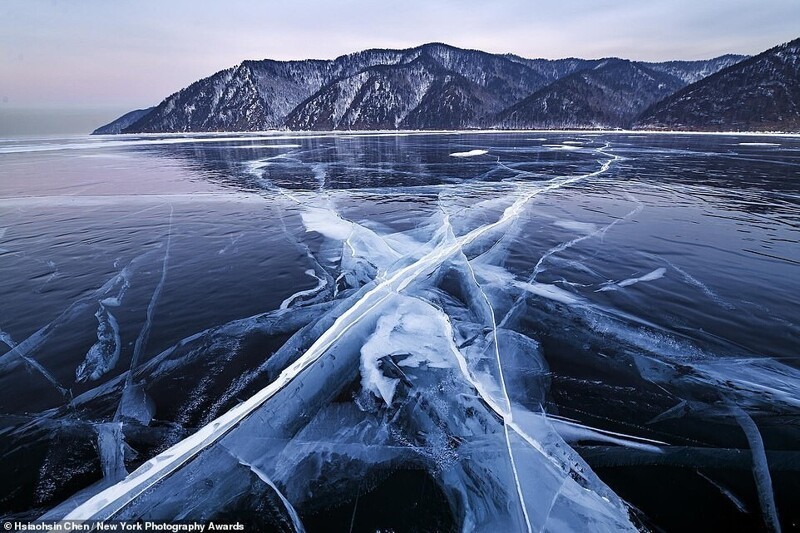 Снимок зимнего озера Байкал, Россия. Фотограф Hsiaohsin Chen