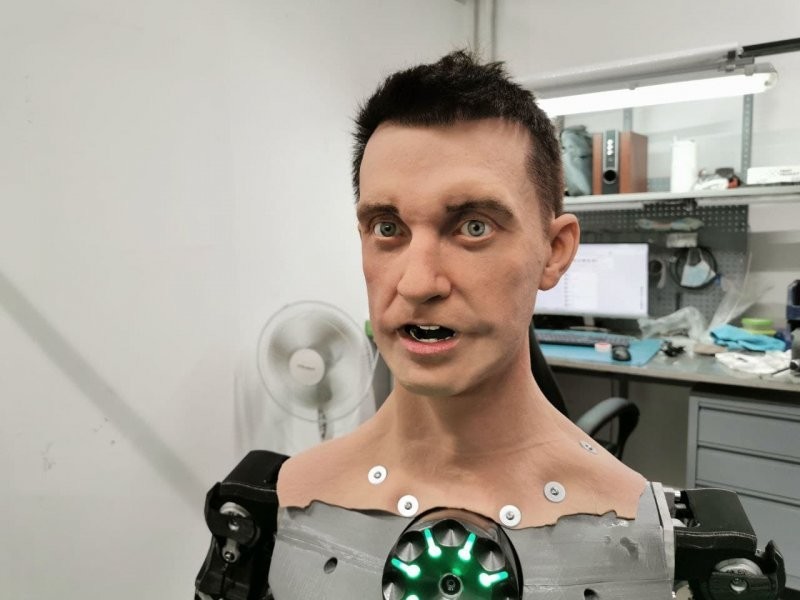 "Генератор инфаркта для бабушек": в пермском резиденте "Сколково" показали обновленную версию человекоподобного робота