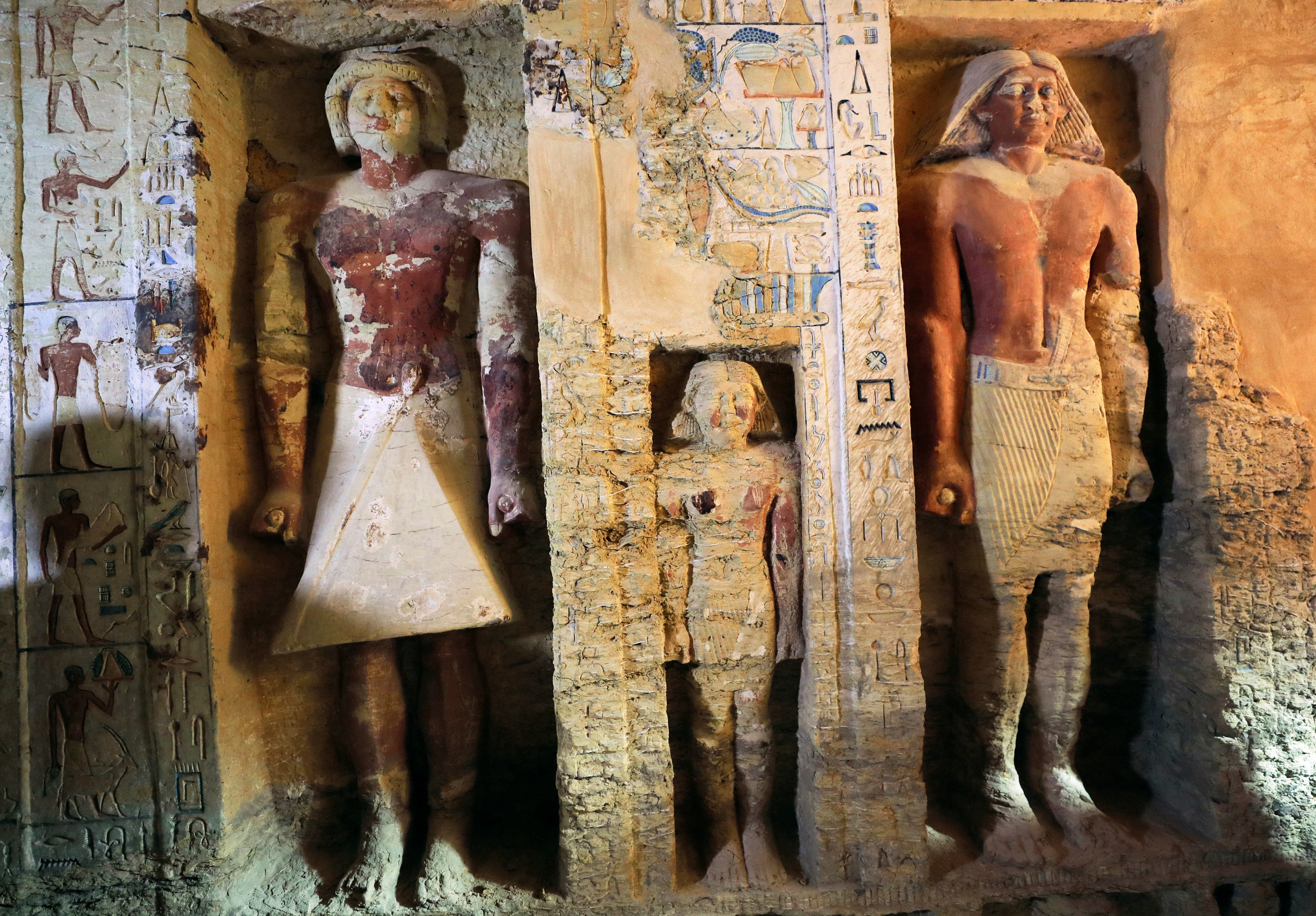 3 тысячи лет жила. Статуи в гробницах древнего Египта. Египетские фрески фараон Тутанхамон. Фараон Тутанхамон Гробница. Гробницы фараонов в древнем Египте.