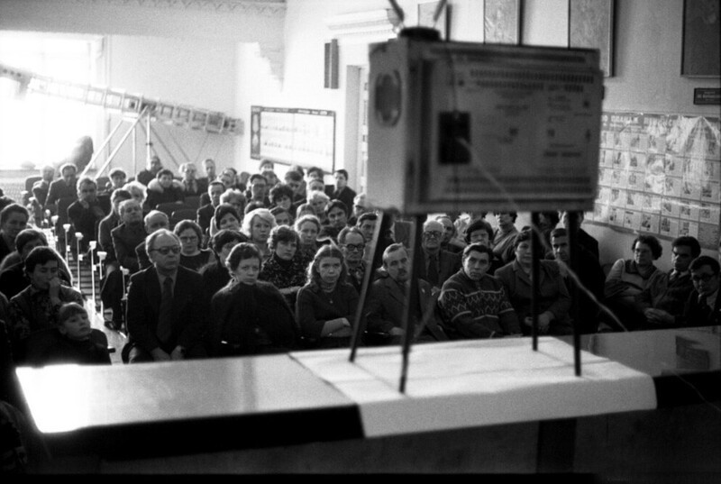 Похороны Генерального секретаря ЦК КПСС Юрия Андропова транслируются в городском клубе Новокузнецка в 1984 году