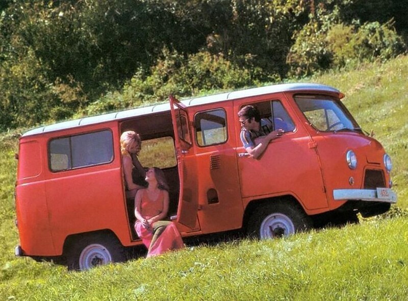 Советская рекламная съемка автомобиля УАЗ-452, известного в народе как Буханка