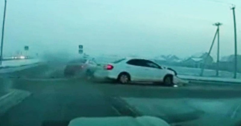 Встреча двух спешащих водителей на перекрёстке в Хакасии