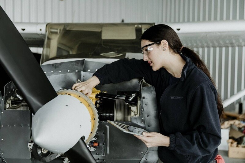 Неслабый пол: с 1 марта женщинам разрешено работать авиамеханиками, и не только