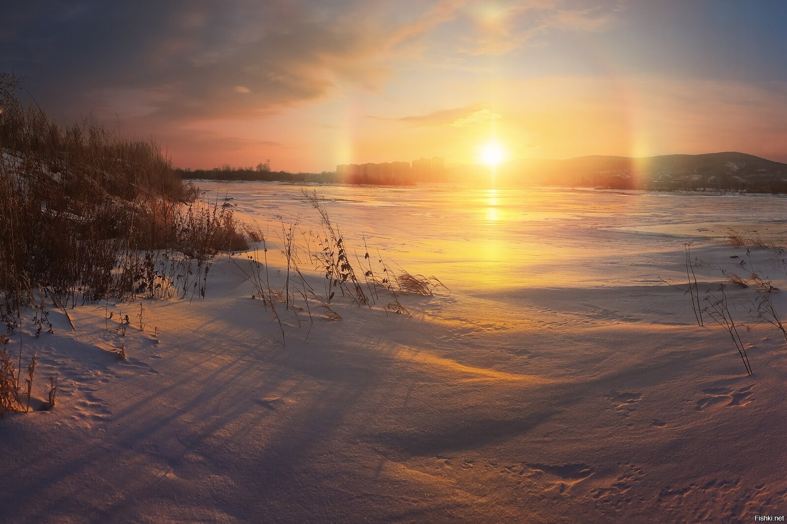 В морозные дни солнце восходит в тяжелом. Зимний рассвет. Рассвет на Енисее. Радуга зимой. Морозное утро.
