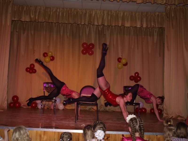 В Смоленске детей порадовали танцами "для взрослых"
