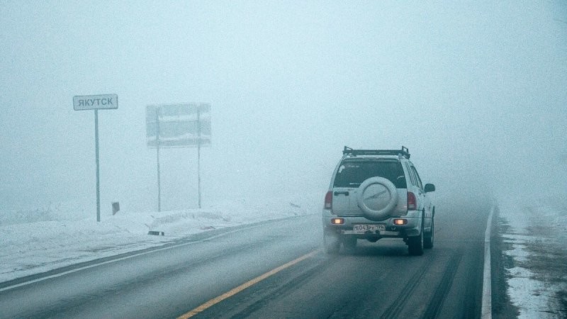 Автомобиль на дороге при въезде в Якутск. Температура опустилась до 50 градусов Цельсия ниже нуля