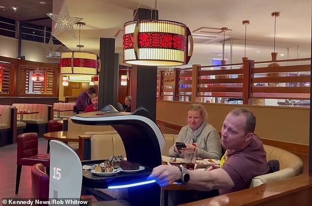 Ресторан в Британии заменил персонал роботами из-за пандемии