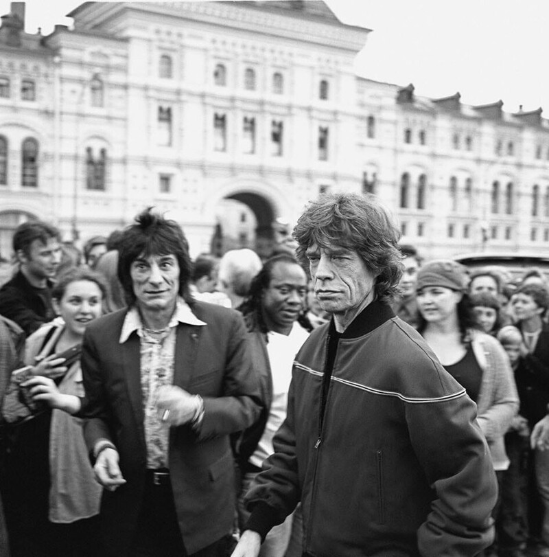 Фотограф Игорь Верещагин выцепил в толпе каких-то рандомных мужичков. Москва, 1998 год.  