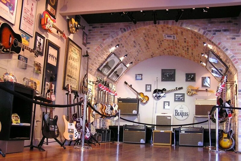 В Ливерпуле открылся джазовый клуб Пещера где The Beatles начали свою дорогу к славе