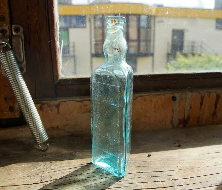 В стеклянную бутылку налили. Уксусная эссенция СССР бутылочка треугольная. Бутылка уксуса в СССР. Советские стеклянные бутылки. Старинная треугольная бутылочка.