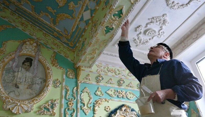 В Киеве пенсионер создал "дворец" в подъезде