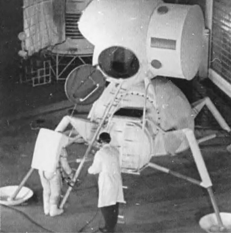  В. Бугров отрабатывает выход на поверхность Луны на макете лунного модуля, 1960–е годы, СССР