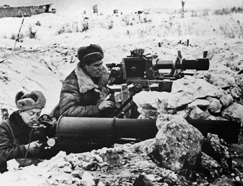 Два советских кинооператора на позициях войск на Пулковских высотах