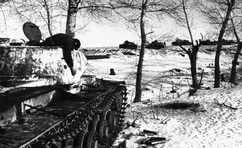 Расстрелявший немецкую танковую колонну советский танк КВ-1C. Воронежский фронт. Январь-февраль 1943 год