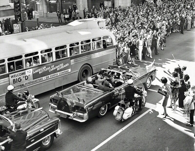 Кортеж Кеннеди в Далласе за несколько минут до убийства, США. 1963 год