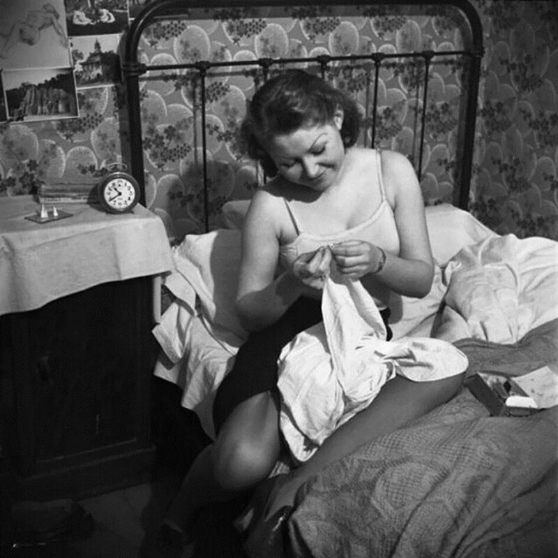 В комнате для свиданий на площади Пигаль, Париж, 1938. Фотограф Эмиль Савитри. Богема Монпарнаса и творческая жизнь Парижа