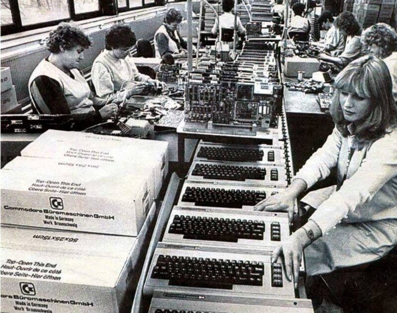 Производство компьютеров Commodore C64 - бестселлера, изменившего мир персональных компьютеров. До банкротства компании Commodore оставалось ровно 10 лет. Западная Германия, Брауншвейг, 1984 год