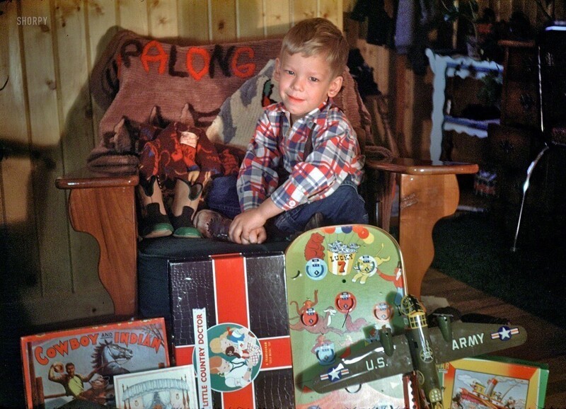  Ребенок с подарками к Рождеству 1951 года, вероятно штат Мичиган (США)