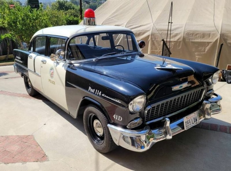 Полицейский автомобиль Chevrolet 1955 года выпуска, который на самом деле реплика