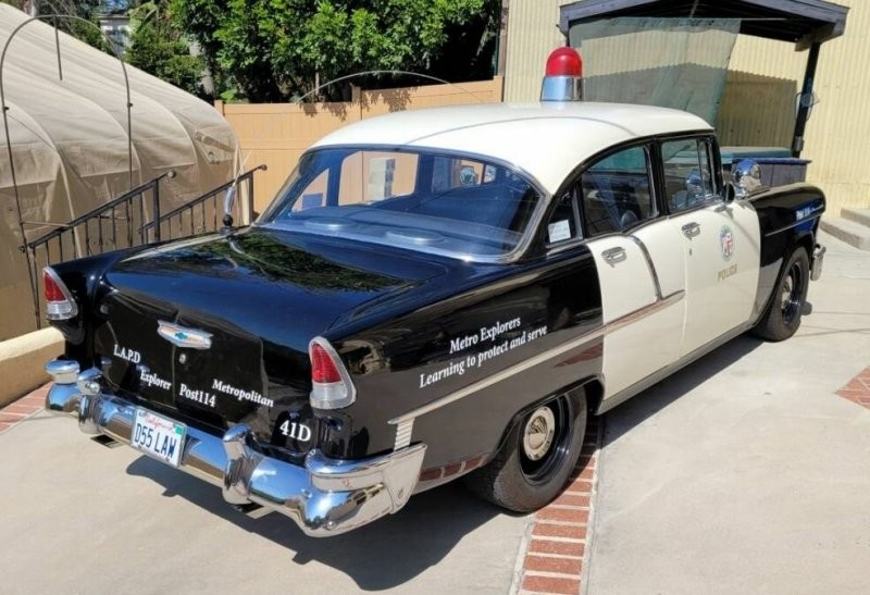 Полицейский автомобиль Chevrolet 1955 года выпуска, который на самом деле реплика