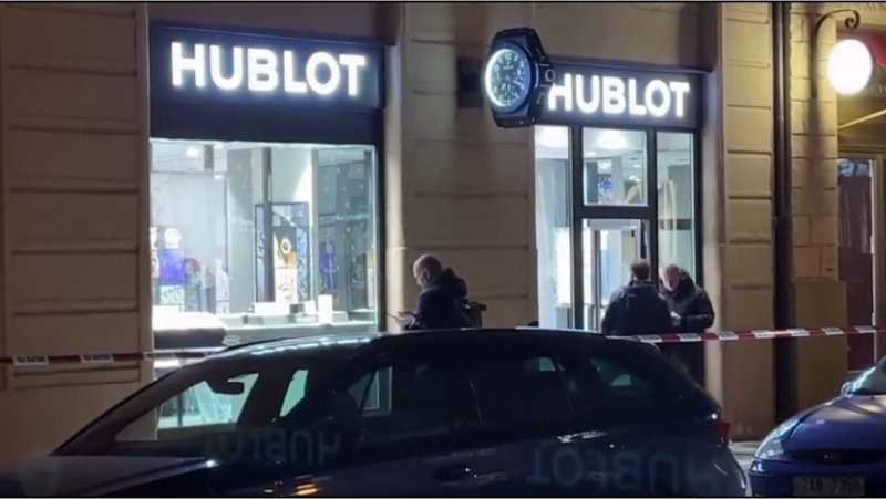 В Праге трое неизвестных ограбили магазин люксовых часов почти на миллион долларов
