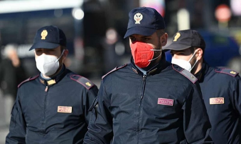 Не комильфо: итальянских полицейских возмутили розовые маски