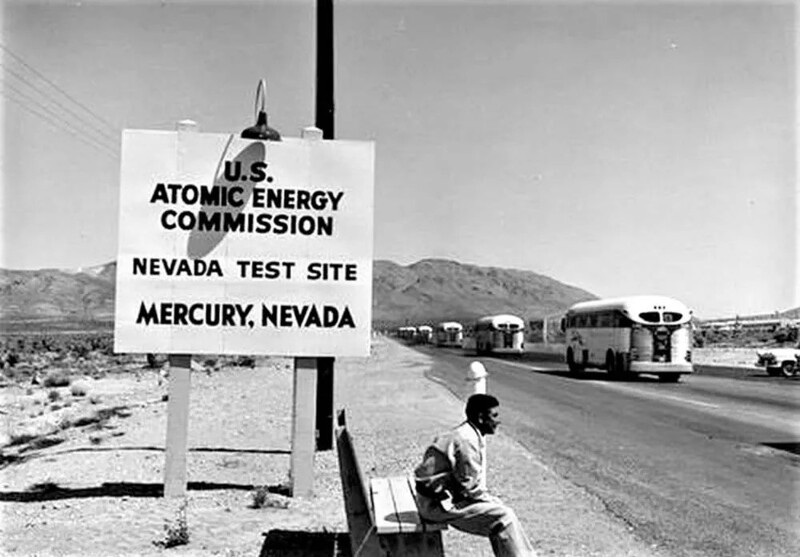 Возле испытательного полигона в городе Меркьюри, Невада, 1955 год. Там были проведены сотни испытательных взрывов
