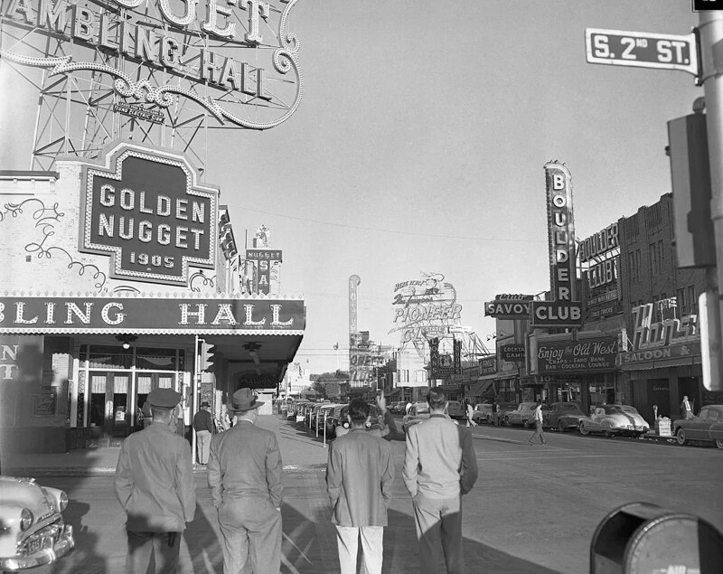 Прохожие на Фримонт-стрит в Лас-Вегасе ожидают атомного взрыва, 1951 год