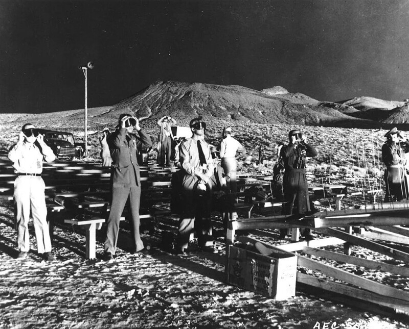 Группа людей наблюдает за ядерным взрывом артиллерийского снаряда под кодовым названием "Грейбл", 1953 год