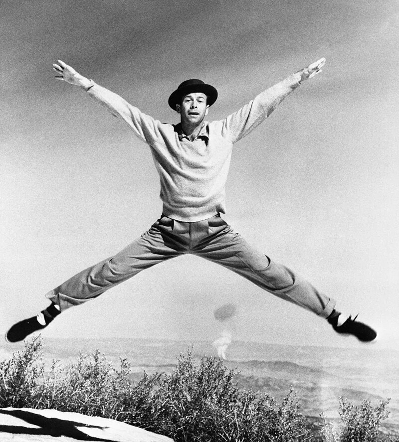 Танцор Джин Нельсон над ядерным взрывом на вершине горы недалеко от Лас-Вегаса, 1952 год