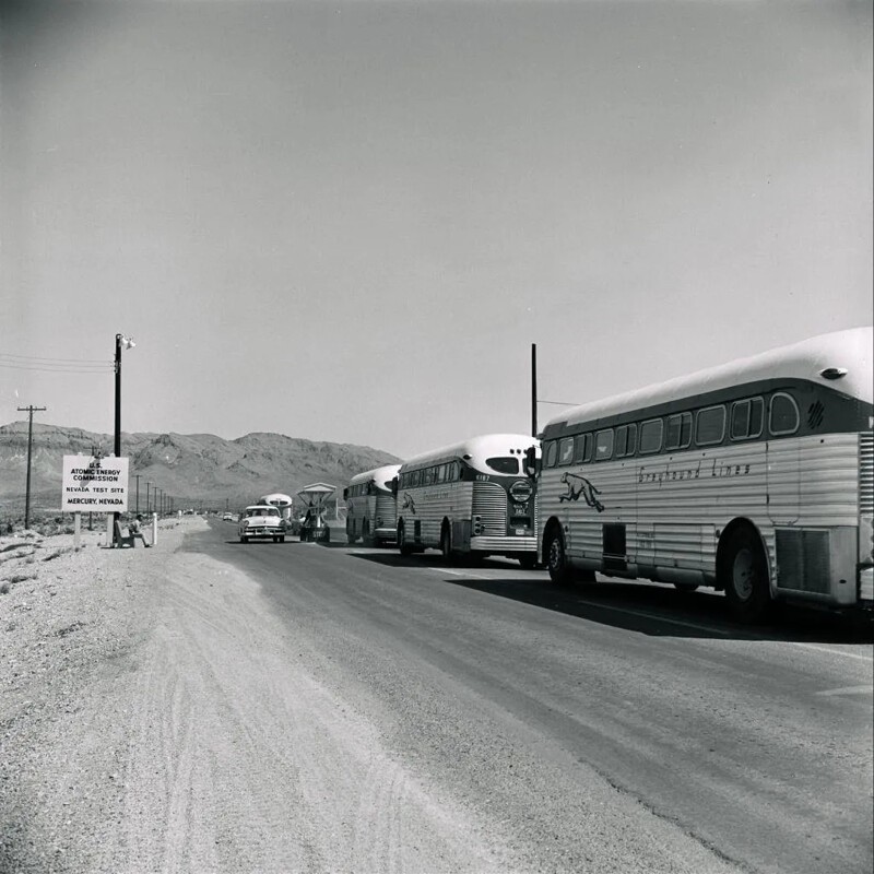 Автобусы отправляются на испытательный полигон в Неваде, 1955 год