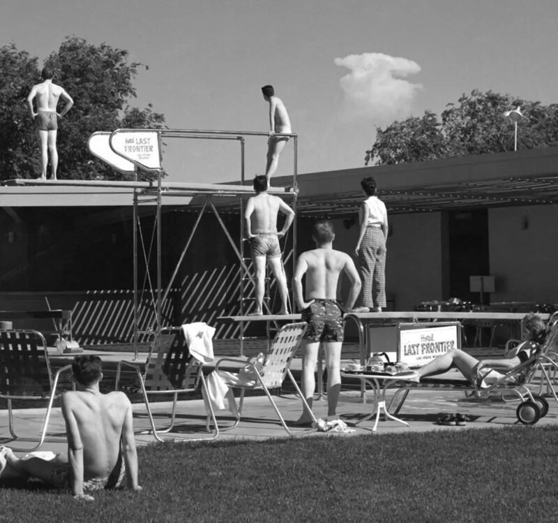 Отдыхающие в бассейне отеля в Лас-Вегасе наблюдают за испытаниями ядерной бомбы на полигоне примерно в 100 км от города. 8 мая 1953 года