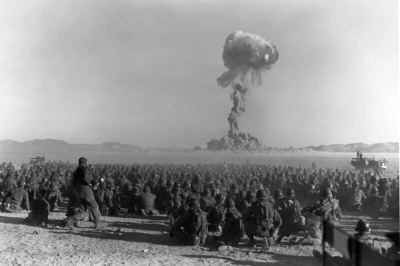 Войсковые учения с использованием ядерного оружия на ядерном полигоне в Неваде. 1 ноября 1951 года. Солдаты находятся в 9 километрах от полигона