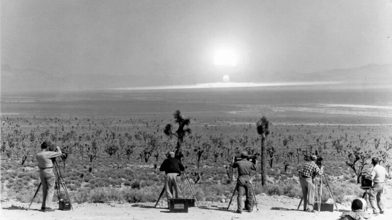 Репортеры снимают испытания на Невадском полигоне. 18 февраля 1955