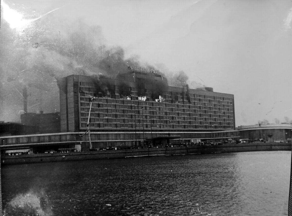 Фото гостиницы россия в москве после пожара