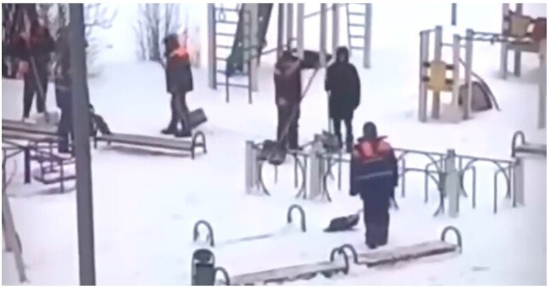 Коммунальщики "усердно" очищают детскую площадку от снега