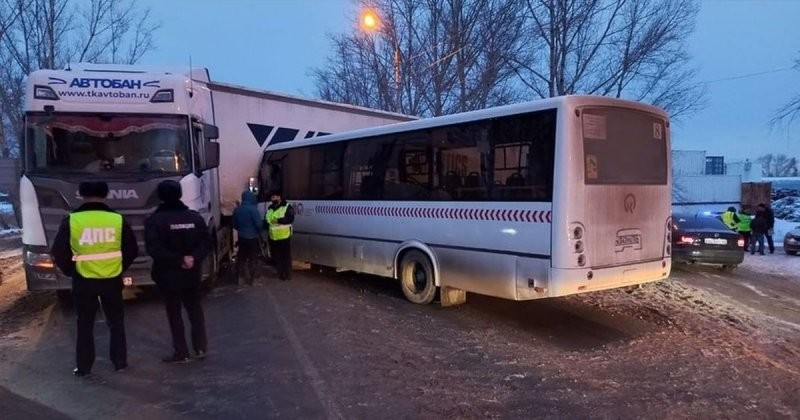В Красноярске пассажирский автобус столкнулся с фурой: лёгкие травмы получили 9 человек