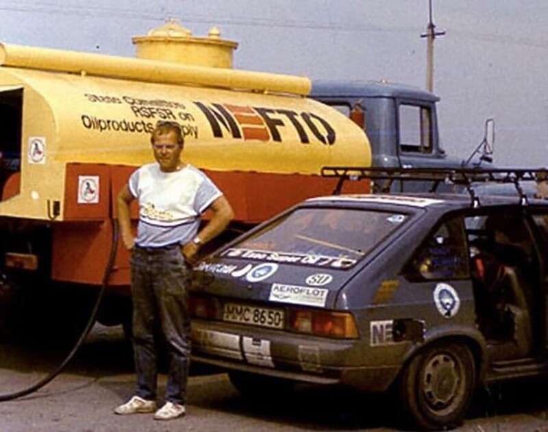 Испытатель автозавода имени Ленинского комсомола Юрий Гейко со своим "Москвичом" 2141 на заправке во время кругосветки в 1989 году