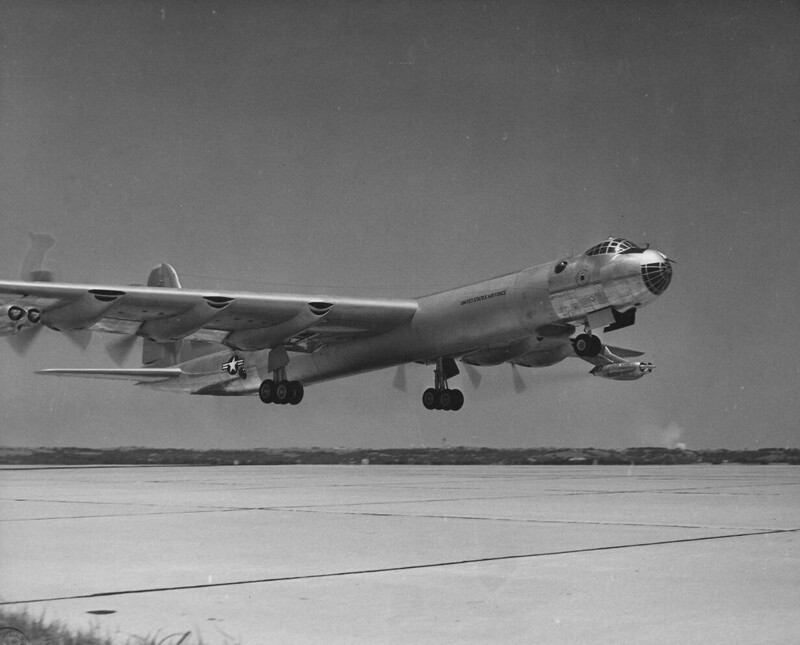 Американский стратегический бомбардировщик В-36 Peacemaker поднимается в воздух с авиабазы Биггс (штат Техас), начало 1950-х годов