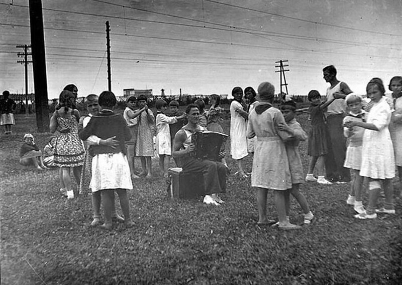 Танцы под гармошку на траве. 30-е годы. СССР