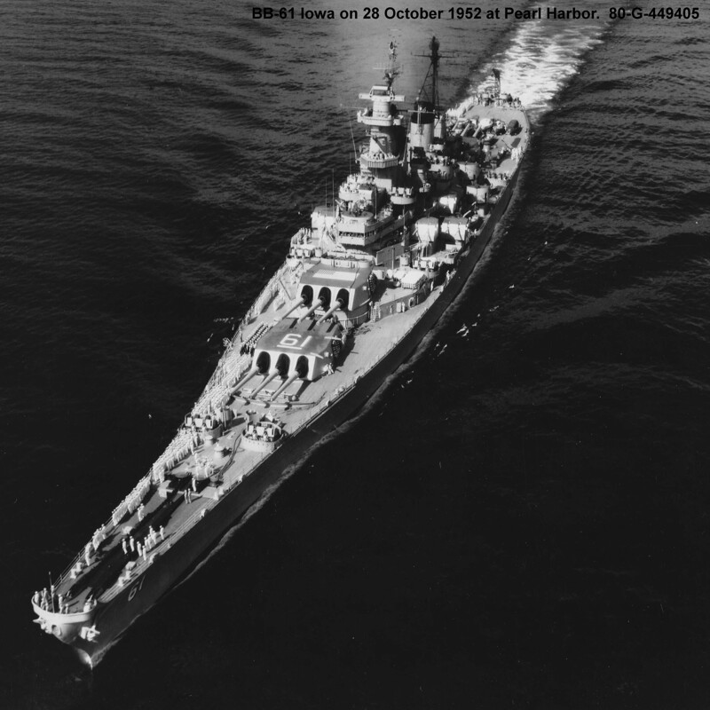 Американский линейный корабль USS Iowa (BB-61) у Пирл-Харбора, 28 октября 1952 года