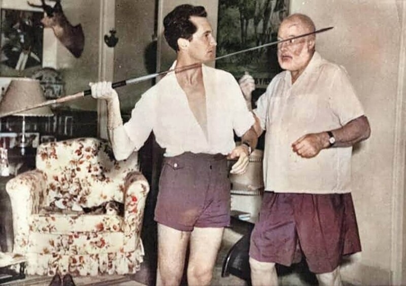 Тореадор Мигель Луис Домингин в гостях у Эрнеста Хемингуэя. Гавана, поместье Vigía, 1954 год