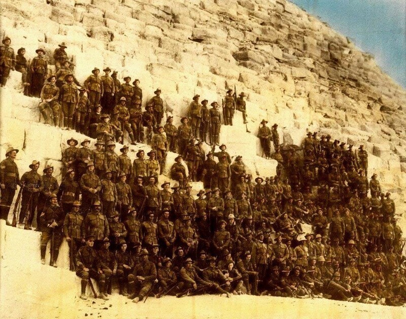 Австралийские солдаты на пирамиде Хеопса, 1914 год