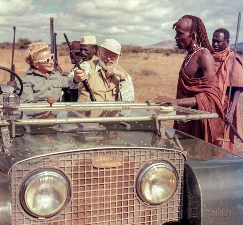Эрнест и Мэри Хемингуэй в Ленд Ровере во время сафари, Кения, февраль 1953 год